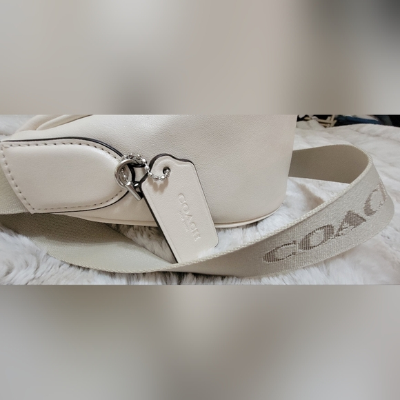 Authentic Coach Pace Shoulders Bag, Cream color with adjustable shoulder strap - Picture 13 of 16